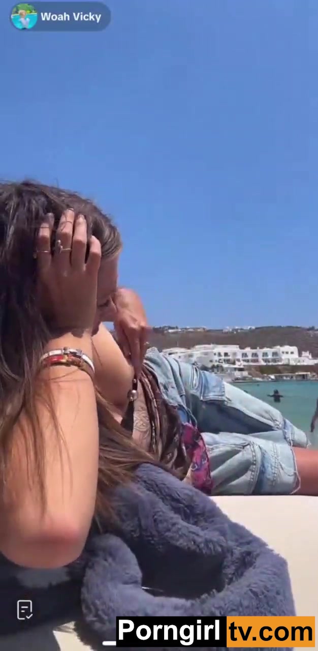 Woah Vicky nipples were exposed while live streaming!!!