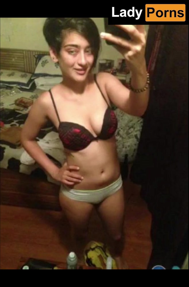 Akshara Haasan nude private pics leaked is hot viral!!!