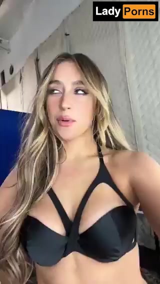 Tate McRae – Who man can resist this hot body???