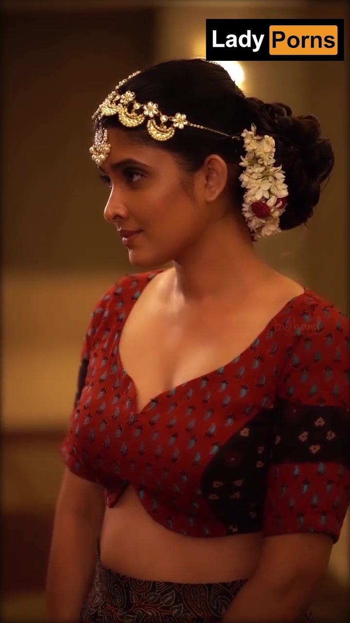 Divya Prabha’s viral video shows off her sexy body!!!