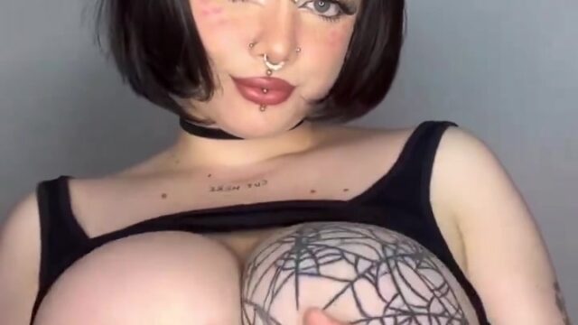 Cutejuliavictoria lifts her shirt and shows off her big breasts!!!