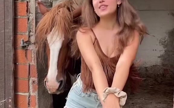 Emmaabaker Onlyfans new video showing off her big breasts!!!