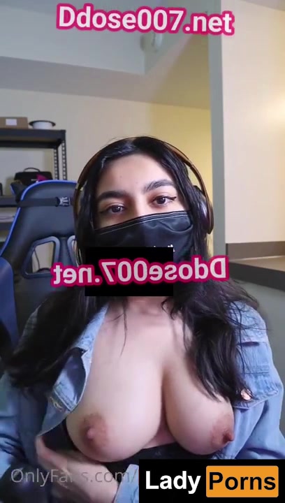 Youtuber Zara Dar nude showing big breasts in during livestream!!!