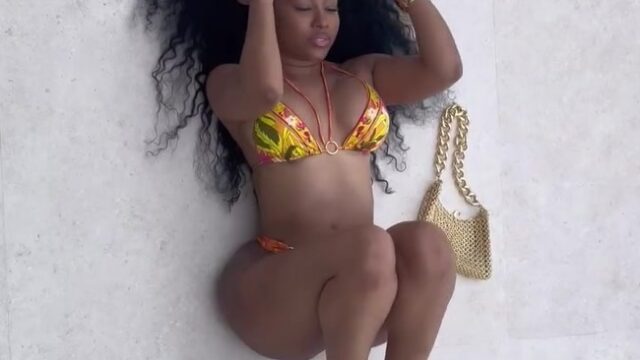 Yung Miami’s new video shows off her sexy body at the pool!!!