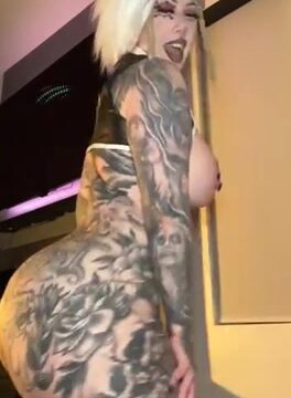 Ravengriim Onlyfans striptease video showing off her bodie!!!