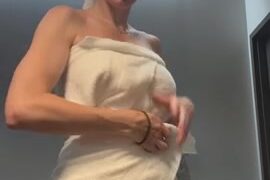 Whitney Cummings exposed her pussy in live stream!!!