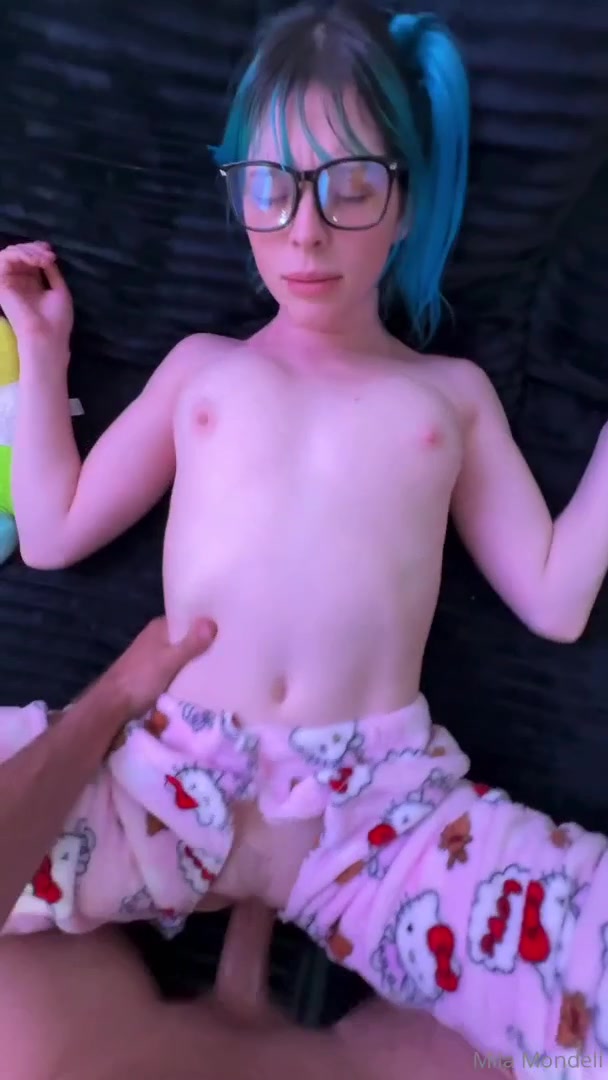 Mila Mondell – Gets Fucked And Cum In Pussy In Ragged Pajamas